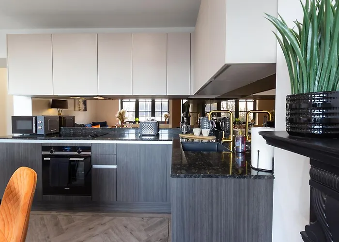 5 Beds 2 Bath City Apartment On Street Parking - Rose Platinum Properties